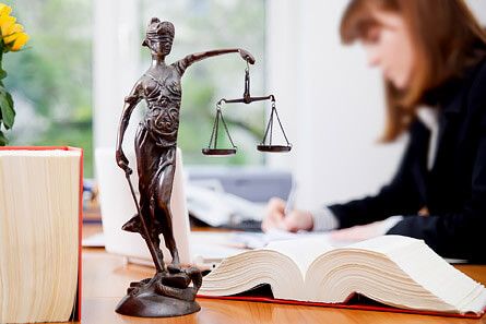 Юридическая помощь и судебная защита
